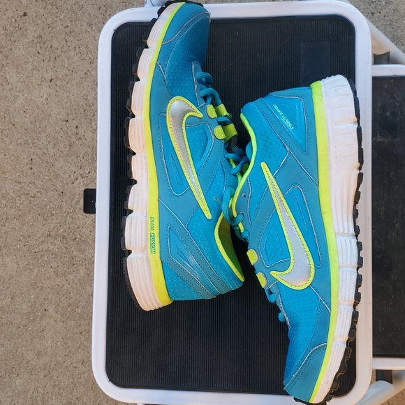 Wms Nike sneakers sz 9 - Picture 4 of 10